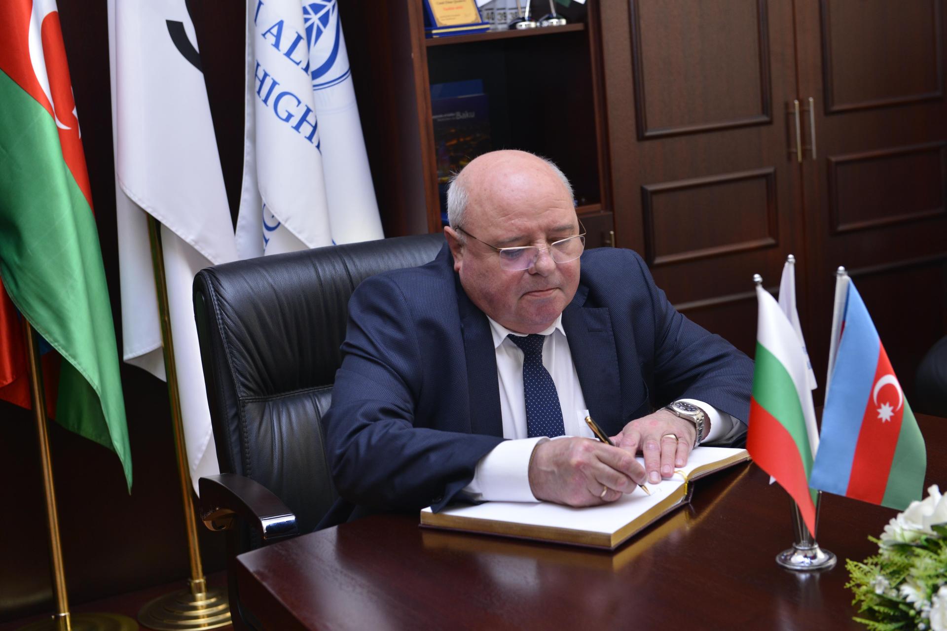 Председатель совета ректоров университетов Болгарии в Бакинской Высшей школе нефти