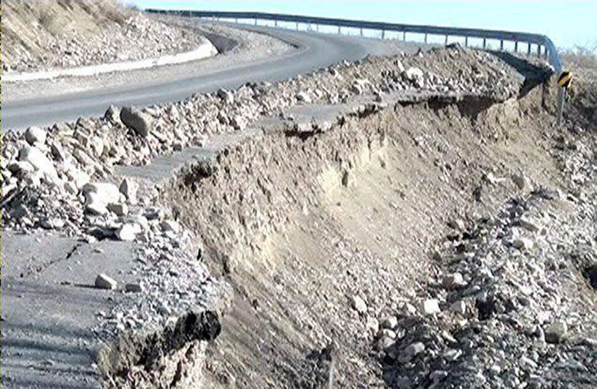 В Азербайджане на ряде дорог вновь произошли оползни и обвалы