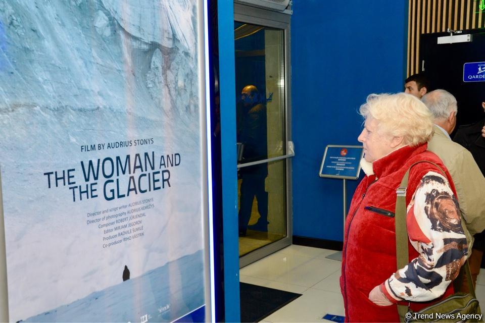 32 года одиночества в горах… В Баку состоялась премьера фильма Аудрюса Стониса "Женщина и ледник" (ФОТО)