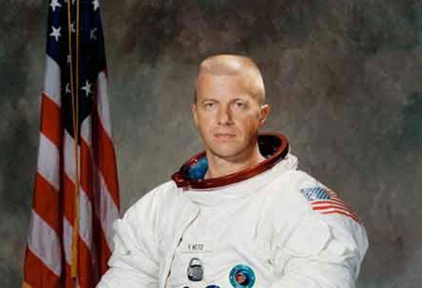 В США скончался астронавт, командовавший первым экипажем "Челленджера"