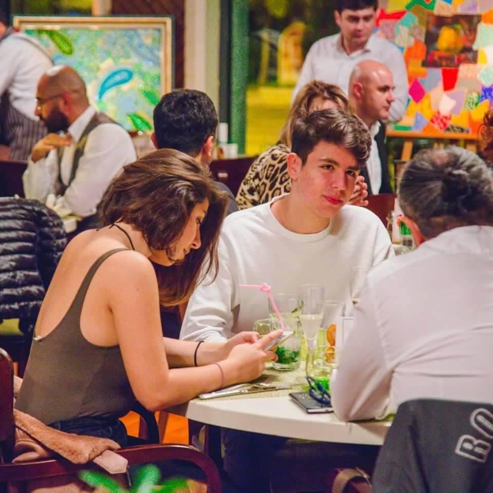 Ужин в бакинском ресторане в окружении красочных произведений искусств (ФОТО)