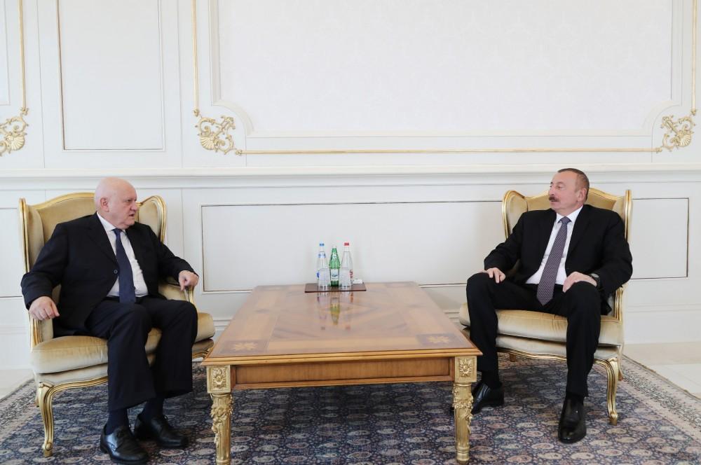 Президент Азербайджана принял верительные грамоты послов Гватемалы и Австралии (ФОТО) (версия 3)