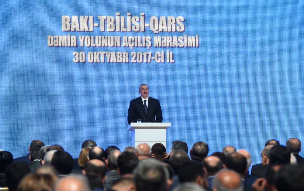Prezident İlham Əliyev: Bakı-Tbilisi-Qars dəmir yolu Avrasiyanın nəqliyyat xəritəsinin önəmli hissəsinə çevrilir (YENİLƏNİB-3)