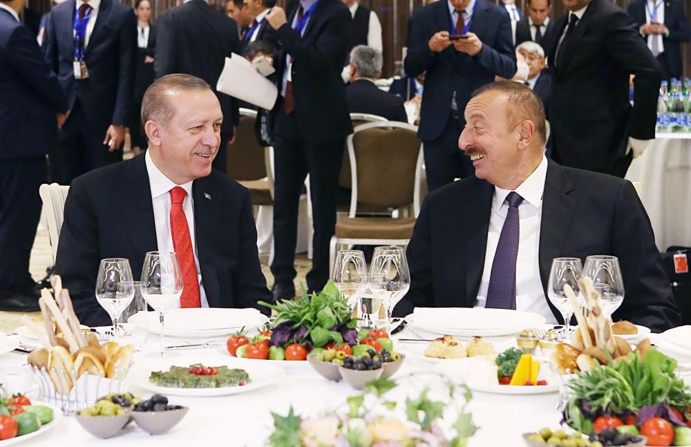 Президент Ильхам Алиев и его супруга приняли участие в приеме для участников церемонии открытия железной дороги Баку-Тбилиси-Карс (ФОТО)