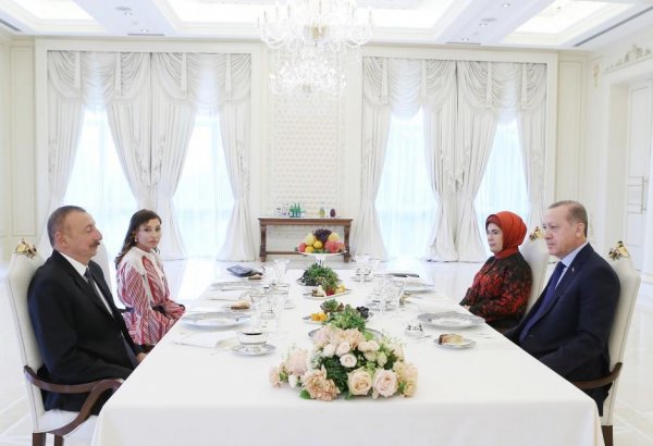 Состоялся совместный обед президентов Азербайджана и Турции