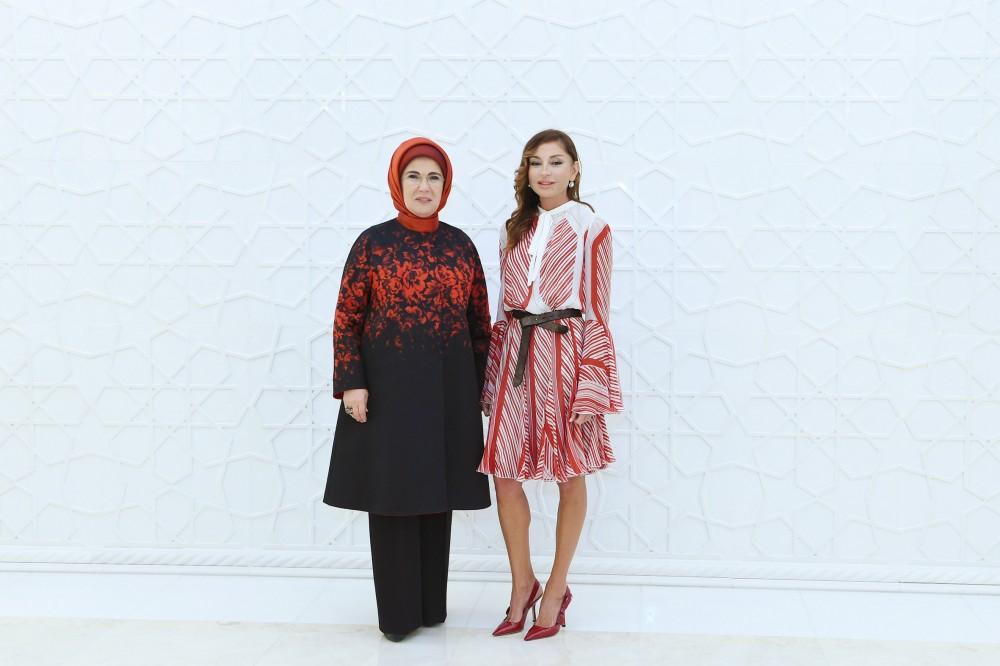 Azerbaijani, Turkish first ladies meet in Baku (PHOTO)