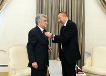 Президент Ильхам Алиев вручил орден «Истиглал» народному артисту Рауфу Абдуллаеву (ФОТО)