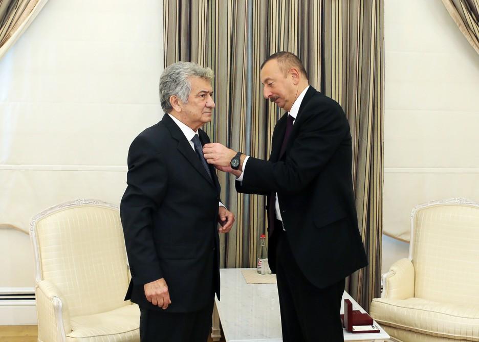 Ilham Aliyev presents Istiglal Order to People’s Artist Rauf Abdullayev (PHOTO)