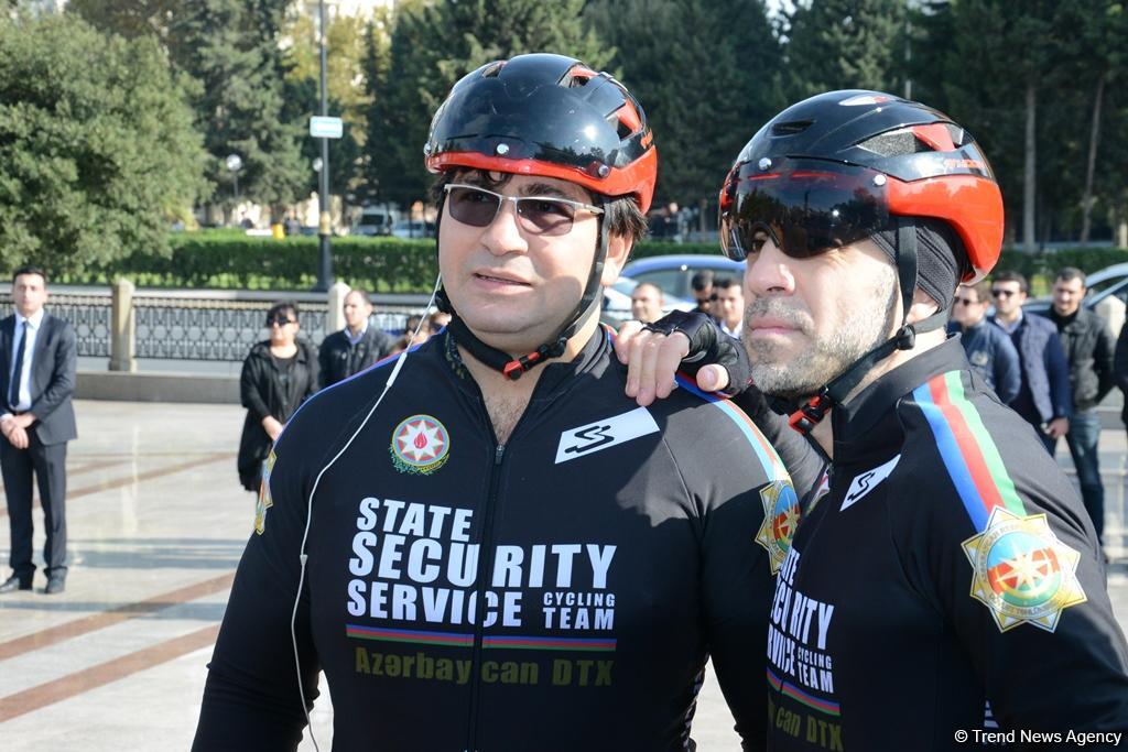 Baku holds cycling race devoted to State Flag Day (PHOTO)