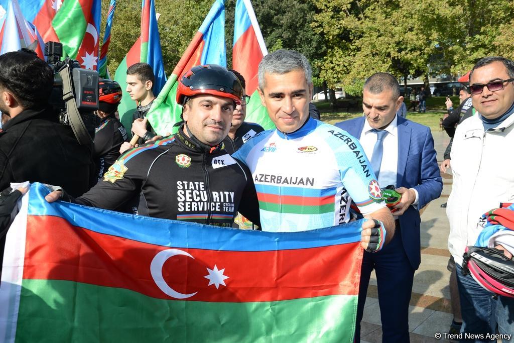 Baku holds cycling race devoted to State Flag Day (PHOTO)