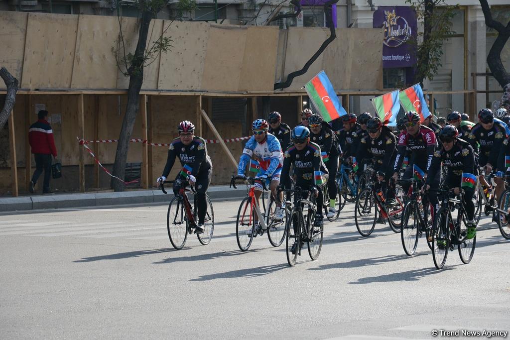 В Баку прошел велопробег, посвященный Дню Государственного флага Азербайджана (ФОТО)