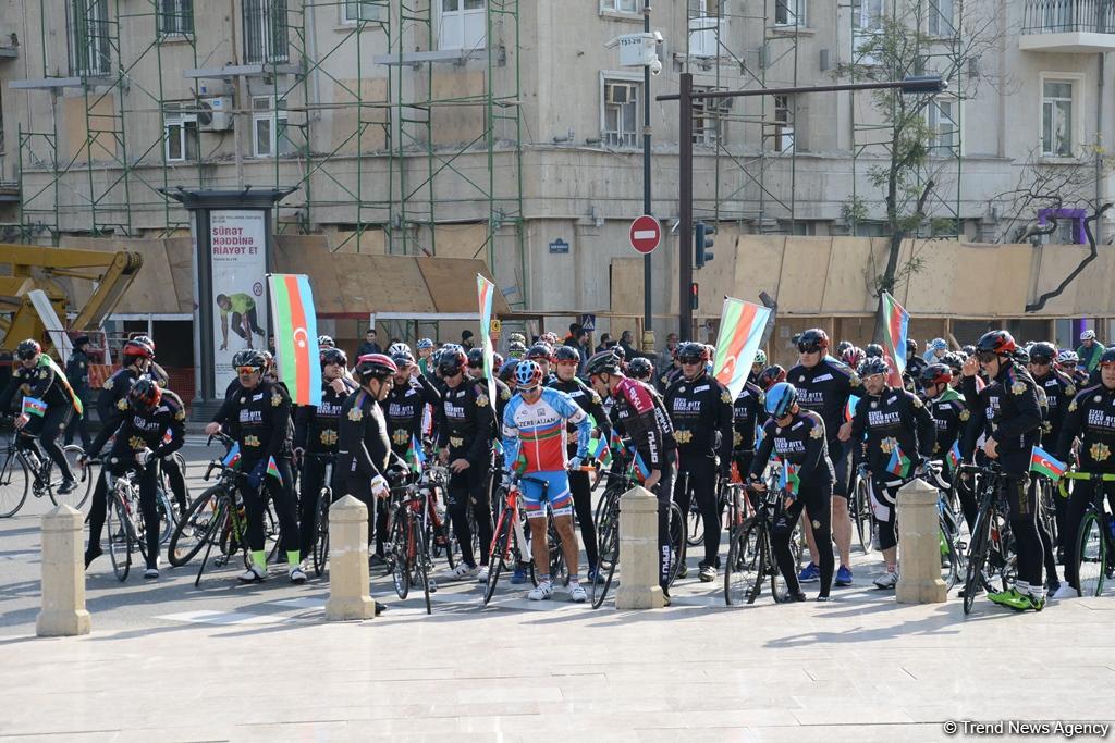 Baku holds cycling race devoted to State Flag Day (PHOTO)