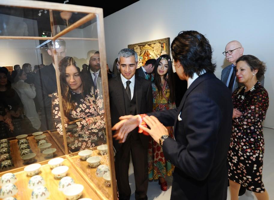Лейла Алиева и Арзу Алиева приняли участие в открытии выставки произведений современных китайских художников в Центре Гейдара Алиева (ФОТО)