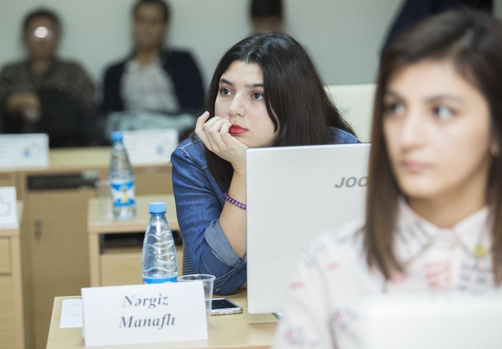 В Баку стартовал İT-проект для девушек с нарушением слуха и речи (ФОТО)
