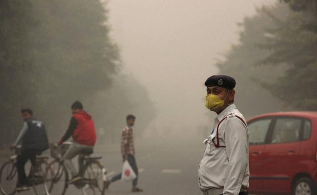 Indian capital wakes up to third day of heavy pollution