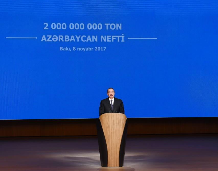 Президент Ильхам Алиев принял участие в торжественной церемонии, посвященной добыче двухмиллиардной тонны нефти в Азербайджане (ФОТО) (версия 2)