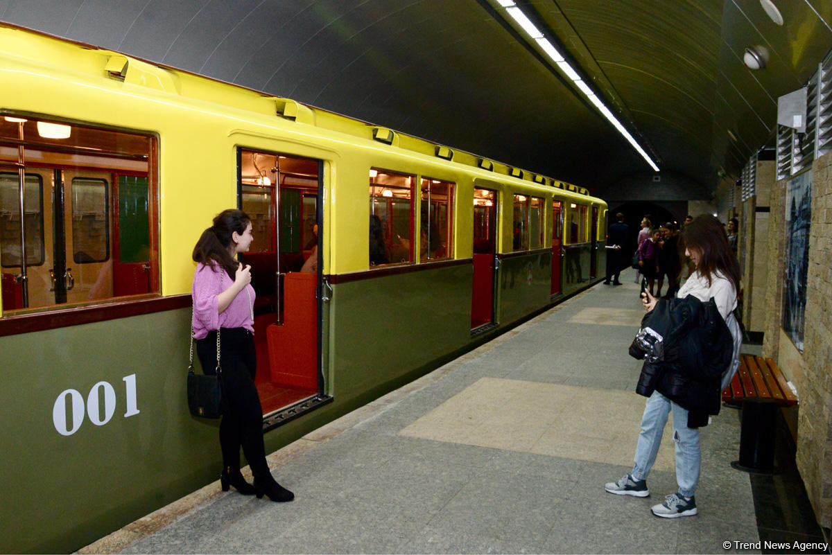 В Бакинском метрополитене  демонстрируются отреставрированные ретро-вагоны (ФОТОРЕПОРТАЖ)