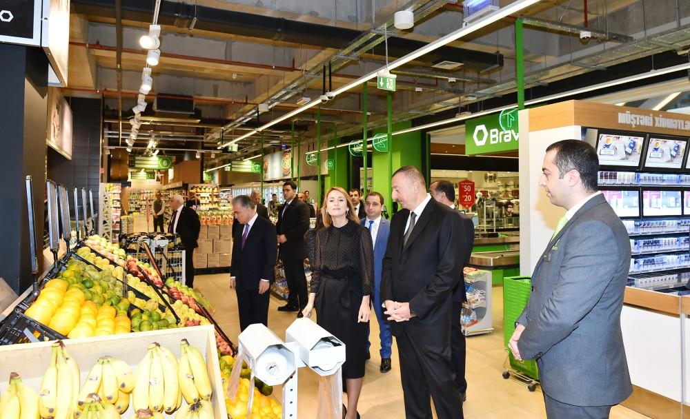 Prezident İlham Əliyev “Gəncə Mall” Ticarət Mərkəzində yaradılan şəraitlə tanış olub (FOTO)