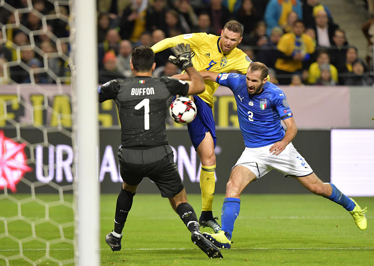 Шведские футболисты обыграли итальянцев в первом матче за право сыграть на ЧМ-2018