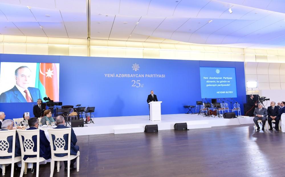 Президент Ильхам Алиев принял участие в торжественной церемонии по случаю 25-й годовщины создания партии «Ени Азербайджан» (ФОТО)