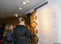 Фонд Гейдара Алиева подарил  Азербайджанскому музею ковра вышивку редчайшей композиции, относящейся к искусству ковроткачества Карабаха (ФОТО)