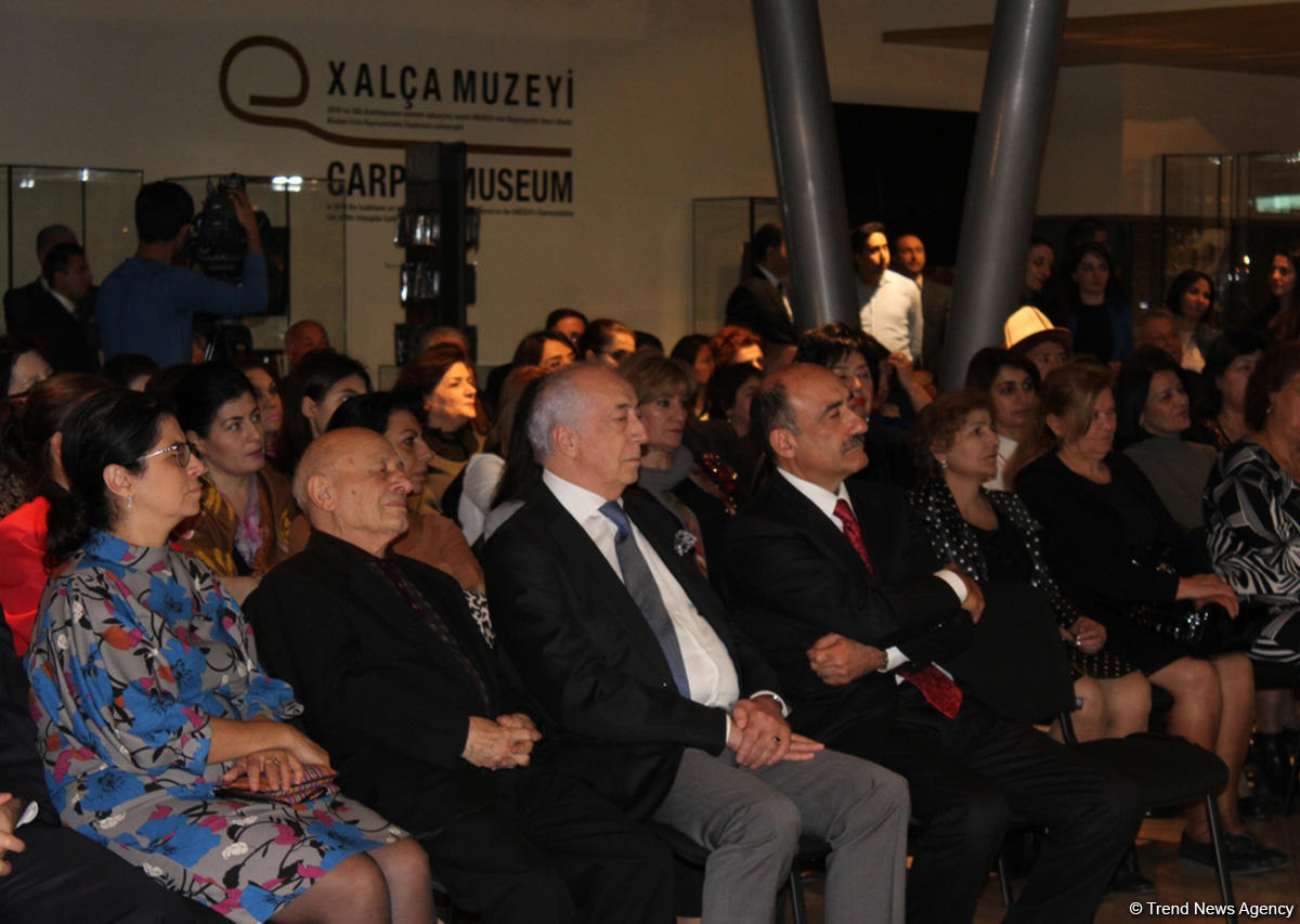 Фонд Гейдара Алиева подарил  Азербайджанскому музею ковра вышивку редчайшей композиции, относящейся к искусству ковроткачества Карабаха (ФОТО)