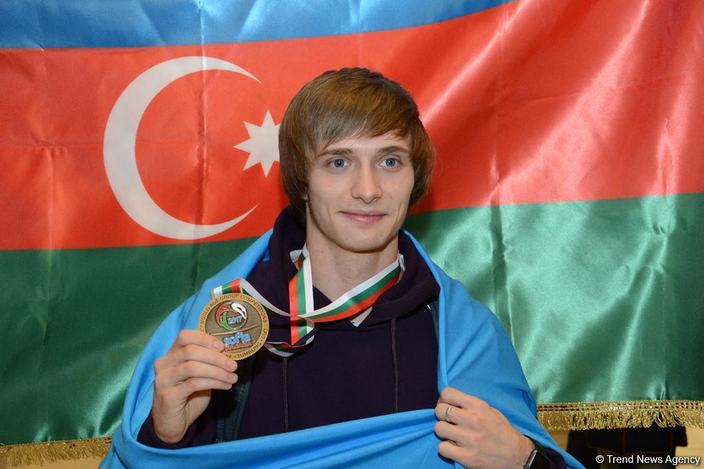 Золотой призер Всемирных соревнований возрастных групп по тамблингу Малкин вернулся в Баку (ФОТО)