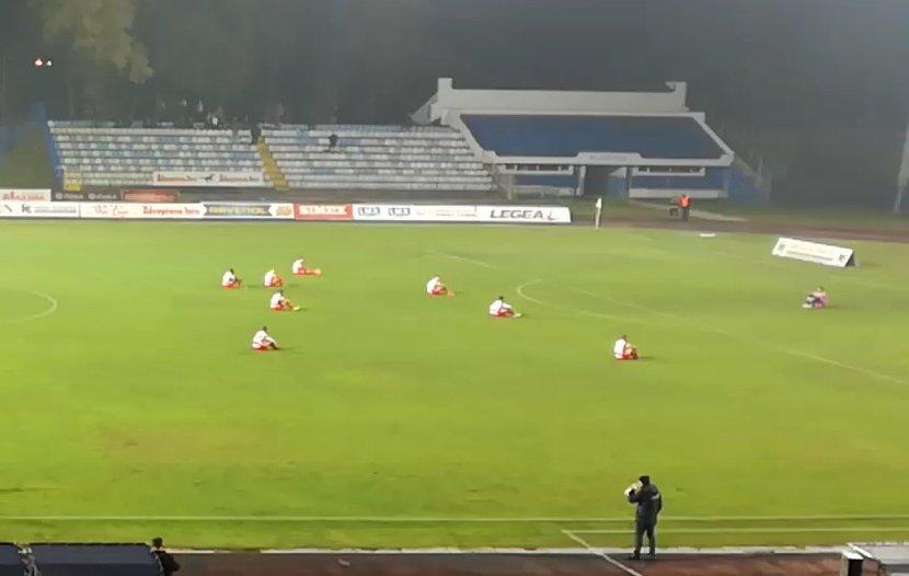 Futbolçular "oturaq aksiya" keçirdilər (FOTO/VİDEO)
