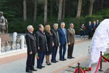 Руководство и члены ПЕА  почтили память  общенационального лидера Гейдара Алиева в Аллее почетного захоронения (ФОТО)