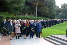 Руководство и члены ПЕА  почтили память  общенационального лидера Гейдара Алиева в Аллее почетного захоронения (ФОТО)