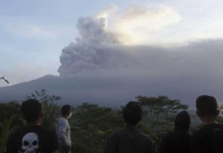 Bali volcano dusts resorts in ash, Lombok airport closes (PHOTO)