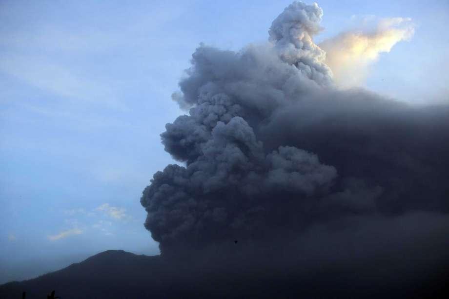 Вулкан Эбеко на Курилах выбросил мощный столб пепла на пять километров