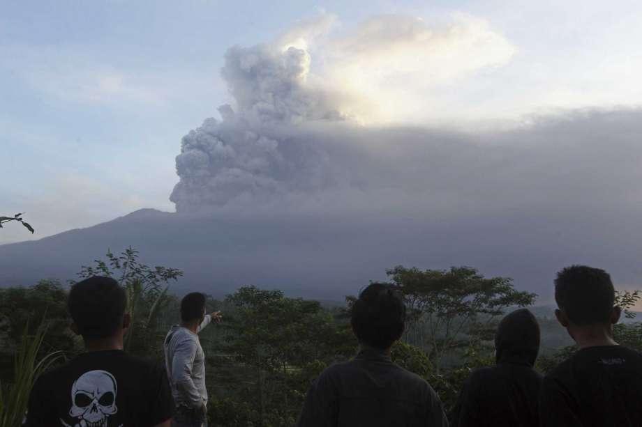 Bali volcano dusts resorts in ash, Lombok airport closes (PHOTO)