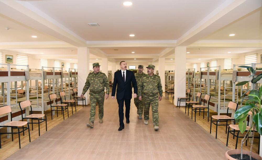 Верховный главнокомандующий Ильхам Алиев ознакомился с условиями в воинской части в Агджабеди (ФОТО)