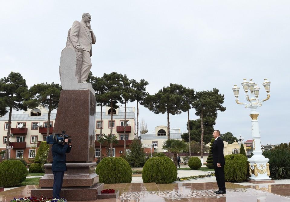 Azərbaycan Prezidenti Ağcabədidə ümummilli lider Heydər Əliyevin abidəsini ziyarət edib (FOTO)