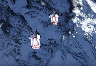 Французские парашютисты совершили безумный прыжок в вингсьюте (ВИДЕО)