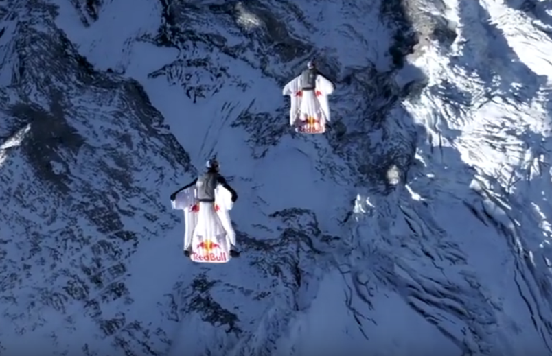 Французские парашютисты совершили безумный прыжок в вингсьюте (ВИДЕО)