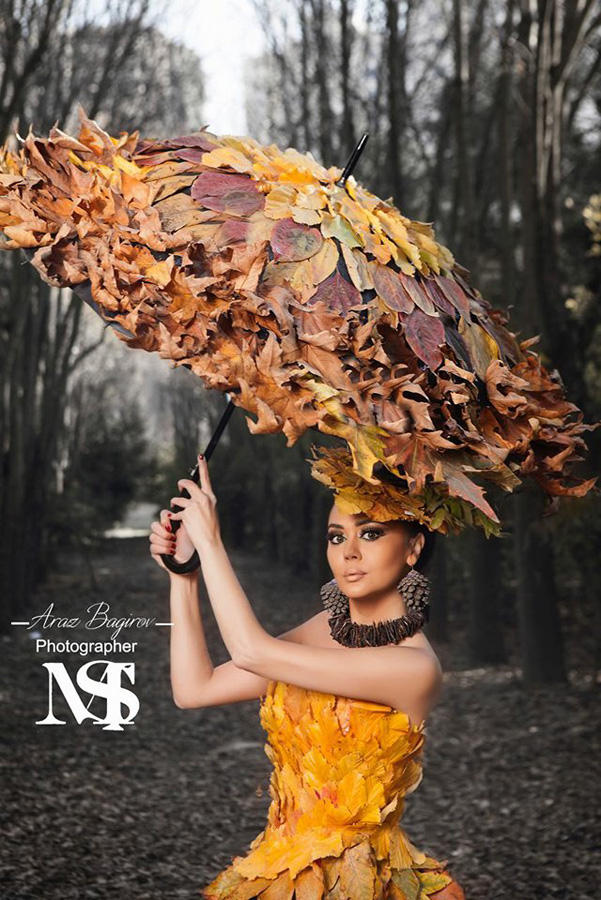 Оксана Расулова в платье и шляпке, с зонтиком из осенней листвы (ФОТО)