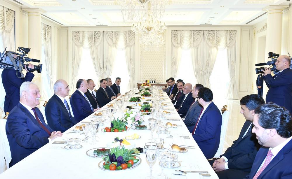 Состоялся совместный рабочий обед президентов Азербайджана и Афганистана