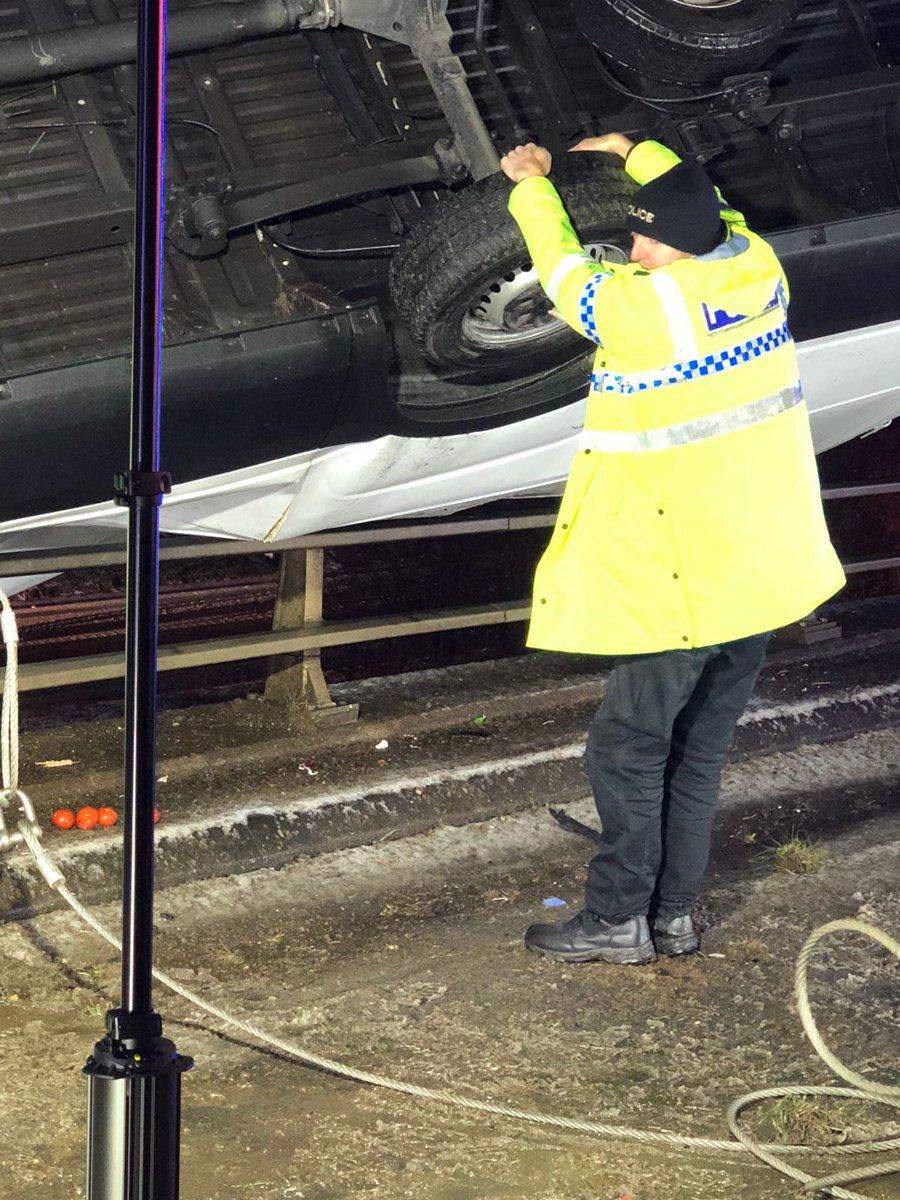 Британский полицейский голыми руками держал падающий с моста грузовик