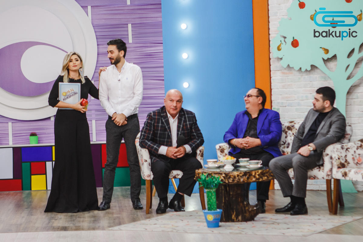 Азербайджанская телеведущая предложила учредить веселый праздник "шяп-шюп" (ФОТО) - Gallery Image