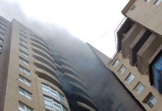 Пожар в многоэтажном жилом здании в Баку потушен (Обновлено)