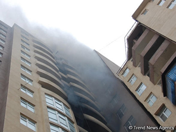 Пожар произошел в жилом здании в Баку, 10 человек эвакуированы