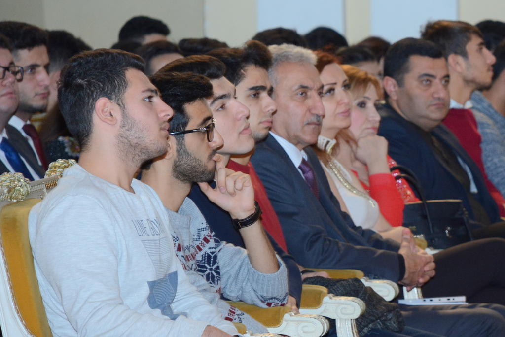 Фархад Бадалбейли выступил перед коллективом UNEC (ФОТО)