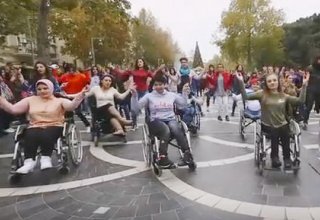 В Баку прошел необычный флешмоб на инвалидных колясках (ВИДЕО)