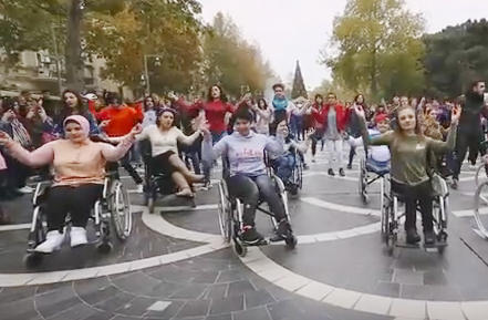 В Баку прошел необычный флешмоб на инвалидных колясках (ВИДЕО)