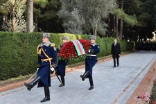 President Ilham Aliyev visits grave of national leader Heydar Aliyev (PHOTO)