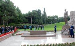 Общественность Азербайджана посещает Аллею почетного захоронения в четырнадцатую  годовщину кончины общенационального лидера Гейдара Алиева (ФОТО)
