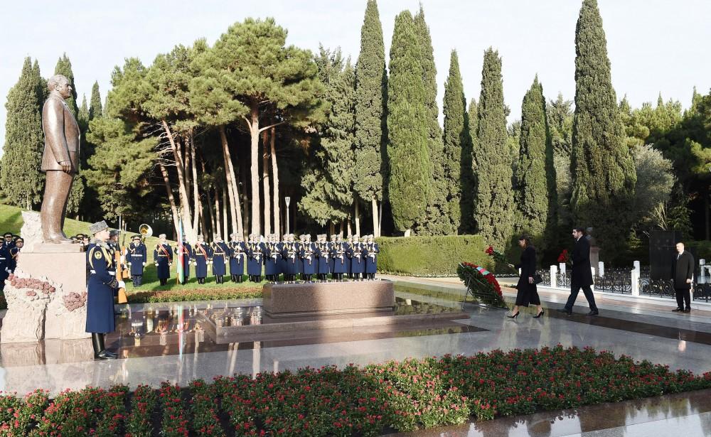 President Ilham Aliyev visits grave of national leader Heydar Aliyev (PHOTO)