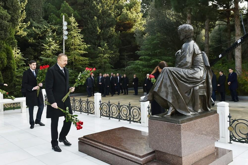 President Ilham Aliyev visits grave of national leader Heydar Aliyev (PHOTO)
